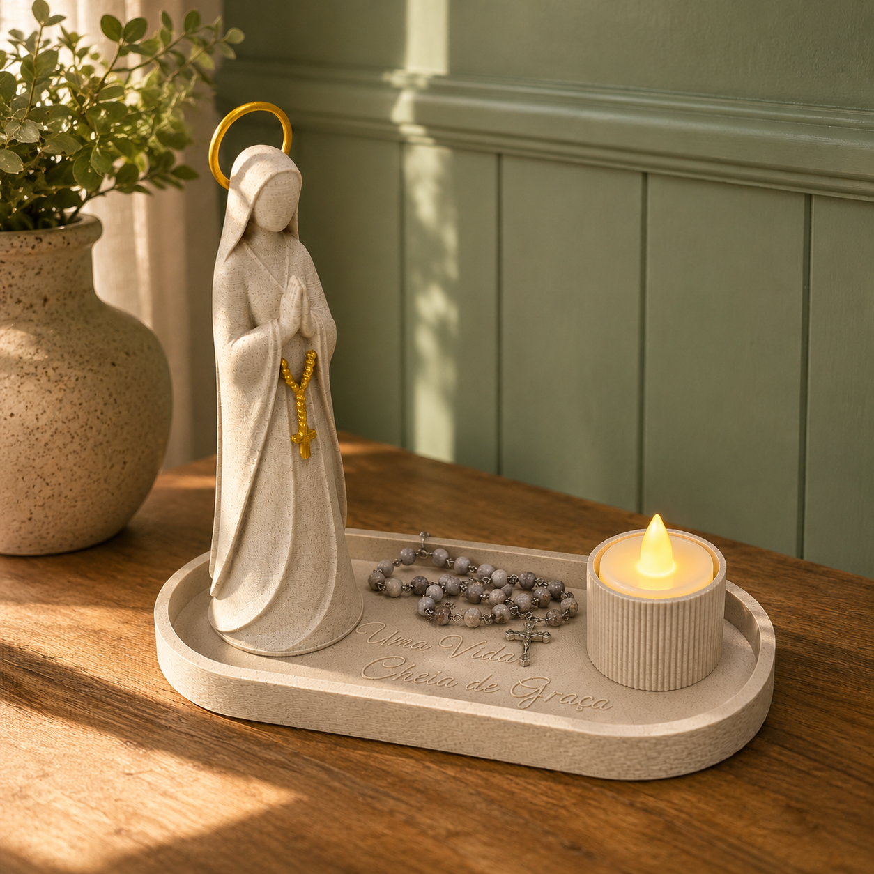 Altar devocional Cheia de Graça sobre um aparador de madeira, com terço e vela acesa