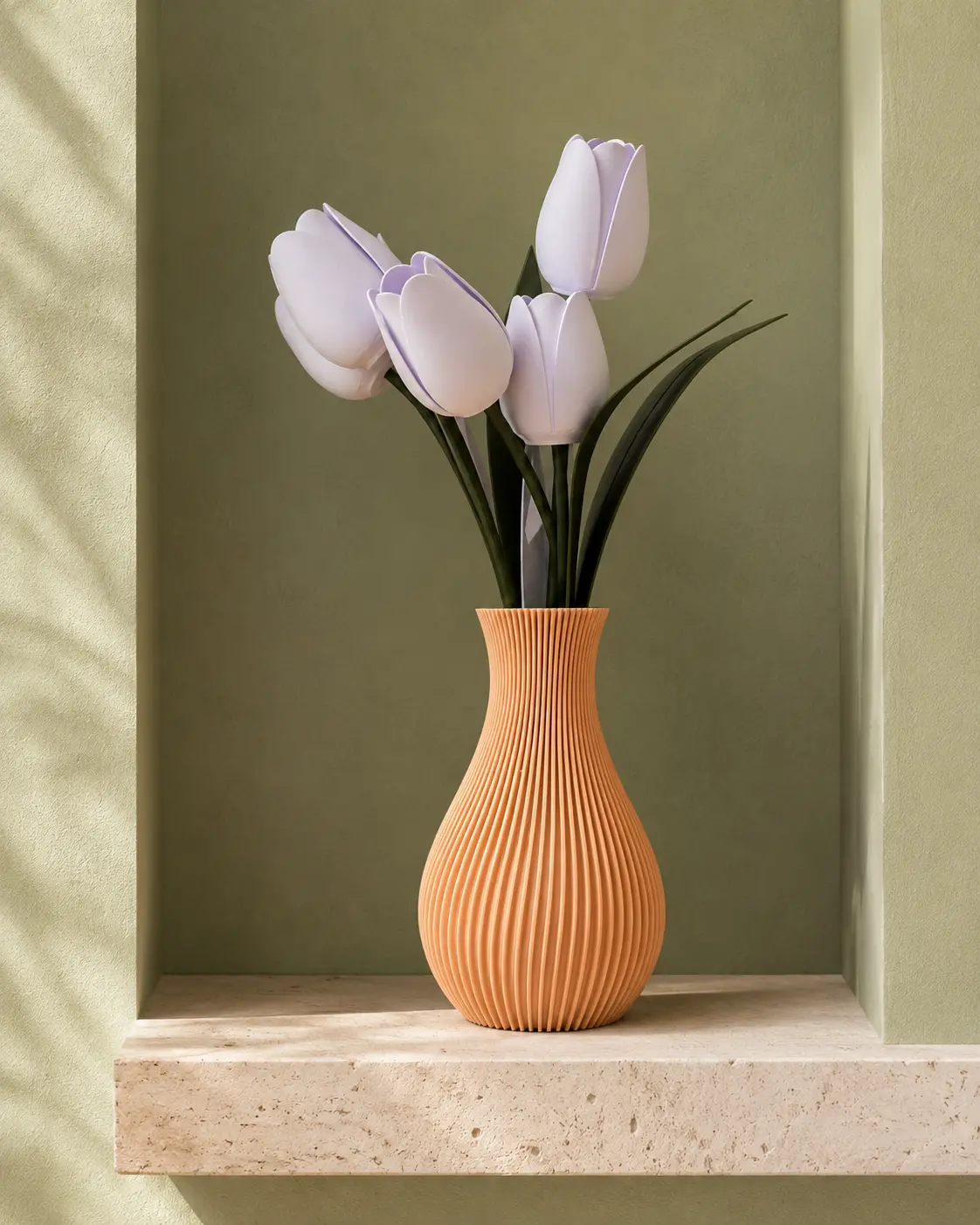 Vaso com Tulipas sobre superfície de pedra