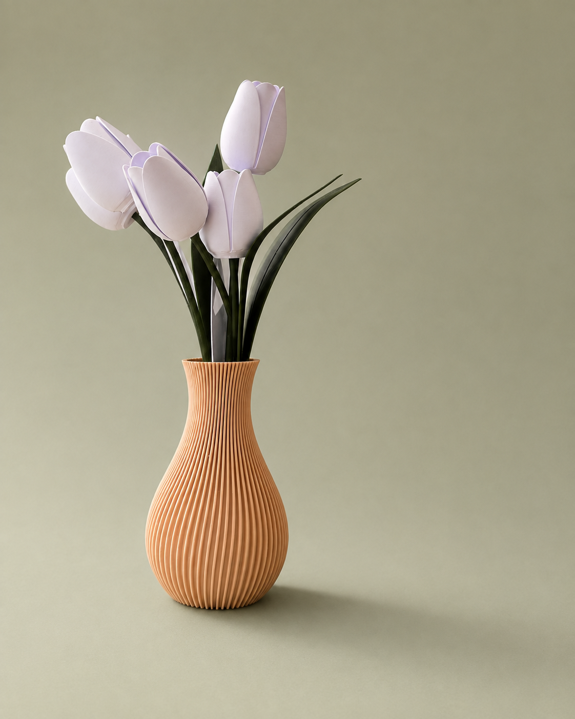 Vaso com Tulipas sobre fundo verde oliva
