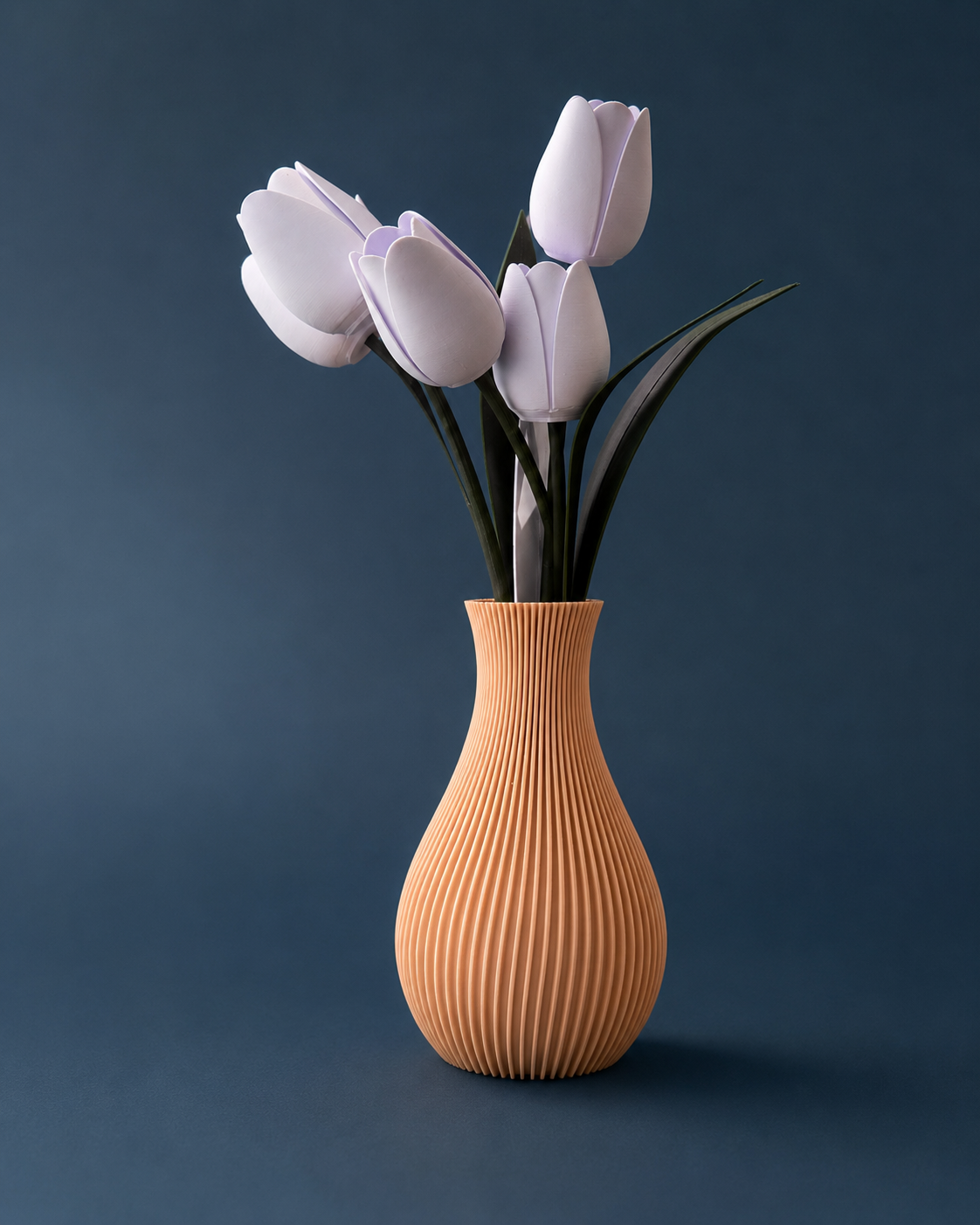 Vaso com Tulipas sobre fundo azul profundo